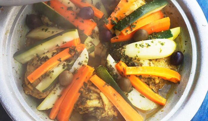 タジン鍋で水を使わず調理する　「鶏モモ肉の蒸し煮」