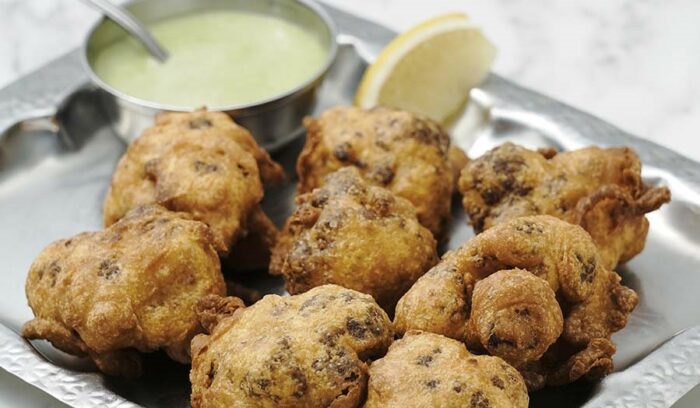 スパイス衣が主役のインド式てんぷら「カリフラワーのバジ」