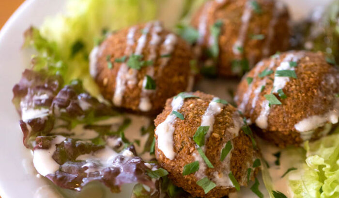 ゆでる工程なし。水で戻したヒヨコ豆で作るコロッケ「ファラフェル」