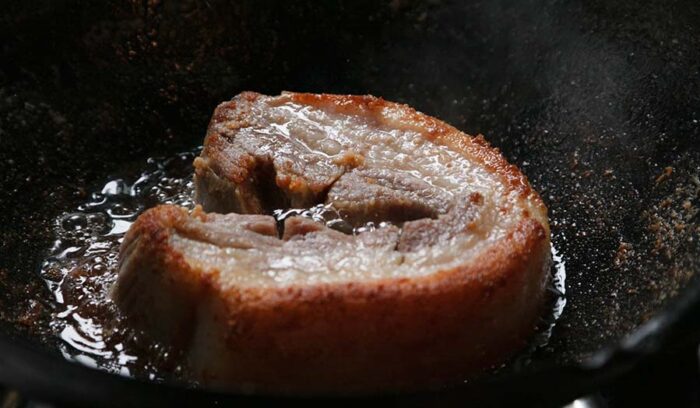 按田優子さんに教わる、ジャングルでも日持ちする豚バラ肉の「チチャロン（塩豚）」