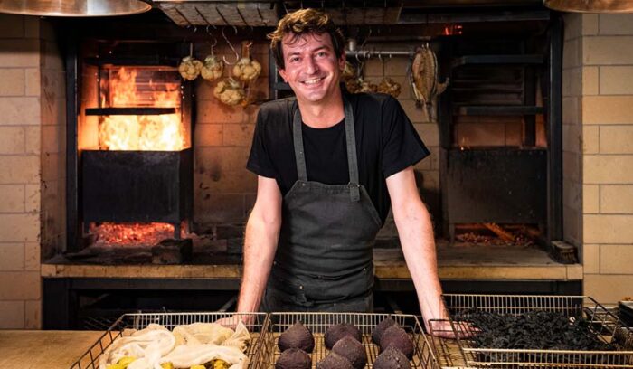 【大公開】薪火調理はここまで進化している！横浜「SMOKE DOOR」の繊細で多彩な薪火テクニック