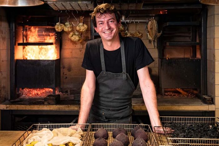 【大公開】薪火調理はここまで進化している！横浜「SMOKE DOOR」の繊細で多彩な薪火テクニック