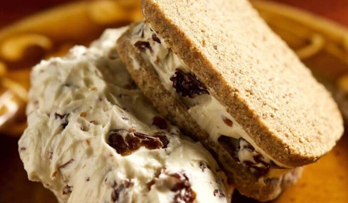 レーズンを熟成酒に漬けてみる　大人用「レーズンバターサンド」