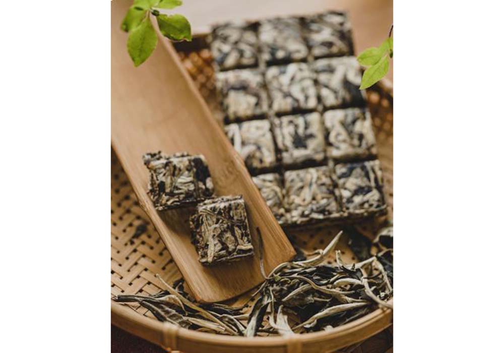 茶葉を月明かりの下で夜明け前に乾燥させ、チョコレート・バー状に押し固めた白茶「雲南ムーンライト・ホワイトティー・バー（Yunnan Moonlight White Tea Bar）」（148香港ドル）は、バーのひとマスを割り、お湯を注ぐだけだ。