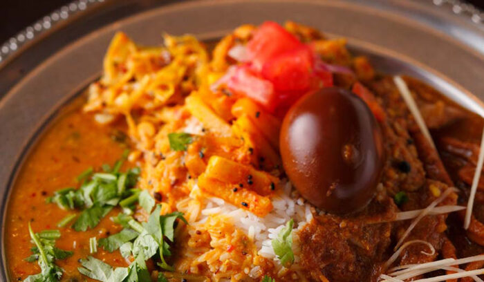 ホールスパイスに焦げる寸前まで火を入れる。豆と野菜の「豆乳ダル」