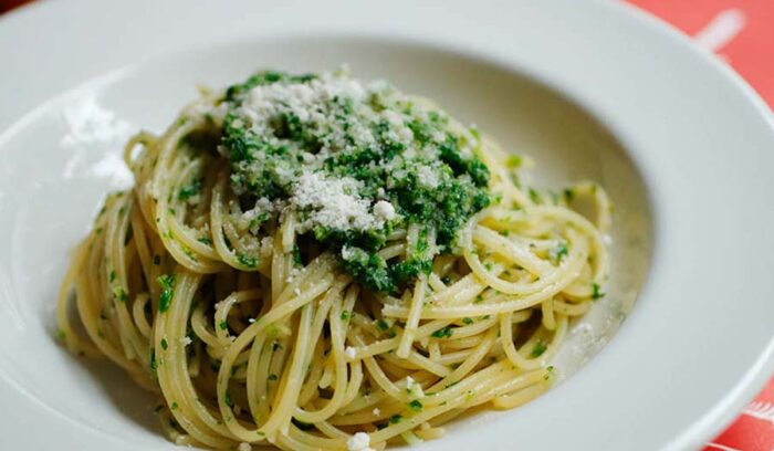 セロリの葉が主役。ハーブのように香る「セロリの葉のパスタ」