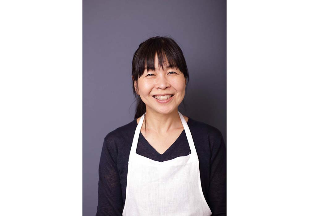 旬の野菜と乾物が主役の和食を提供する「七草」店主。茨城県出身。日本での会社勤務を経て渡英。英国滞在時に料理を職業にすることを決め1998年に帰国。渋谷「やさいや」、大塚「なべ家」で修業後、2003年下北沢に「七草」開店。17年４月、現在地に移転。料理教室、雑誌等へのレシピ提供、機内食監修なども手掛ける。