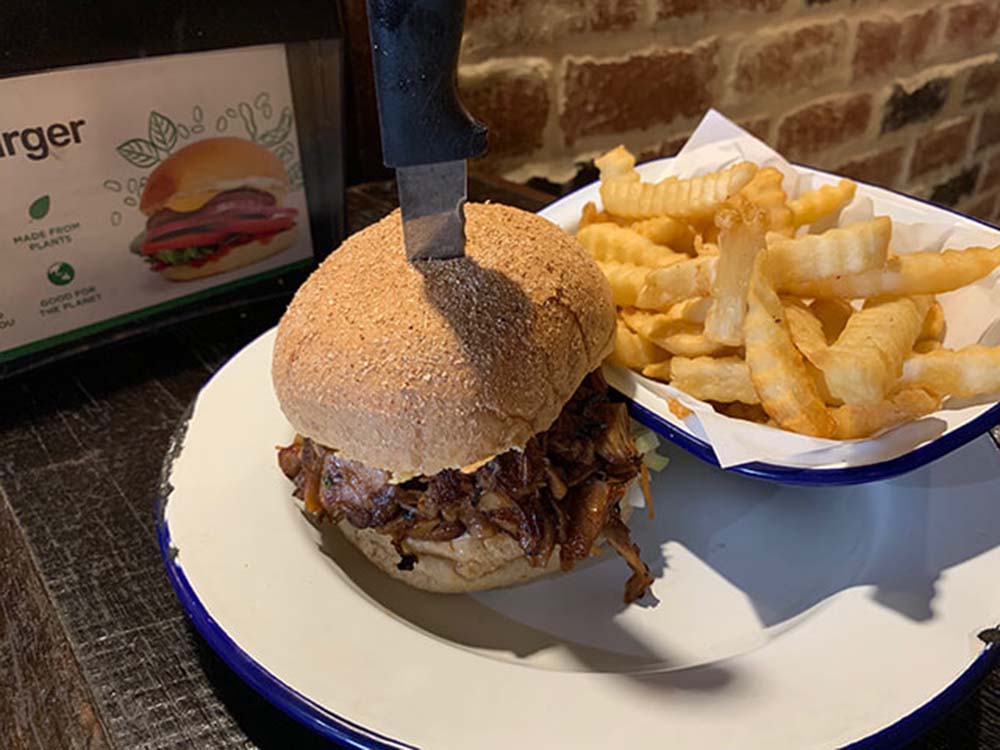 ヴィーガンの間で話題のジャックフルーツが、代替肉として注目されている。シドニーのバーガーチェーン「ソウルバーガー」ではジャックフルーツで作るプルドポークが人気。