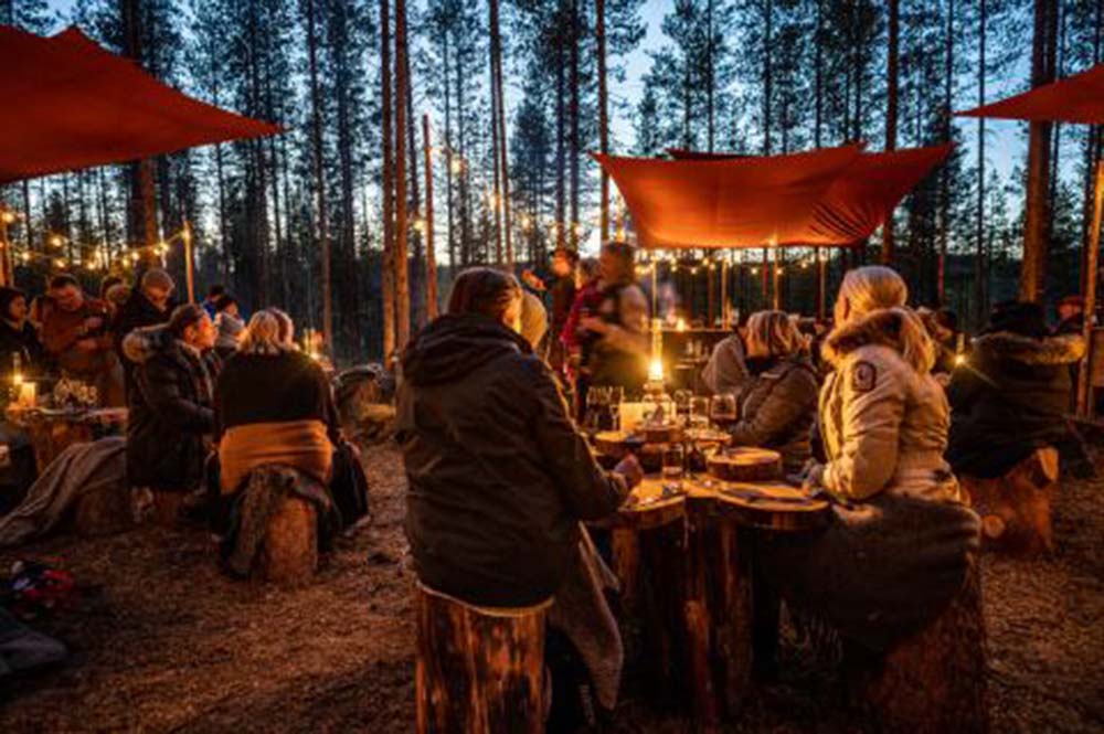 観光会社「ヌッティ・サーミ・シーダ」の協力の下、サーミによる生演奏をバックグラウンドに、自然の中で自然を食する有意義な２日間を楽しんだ。