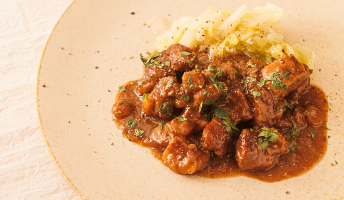 フレンチの冬のジビエ料理「多良木町産イノシン肉の煮込み」