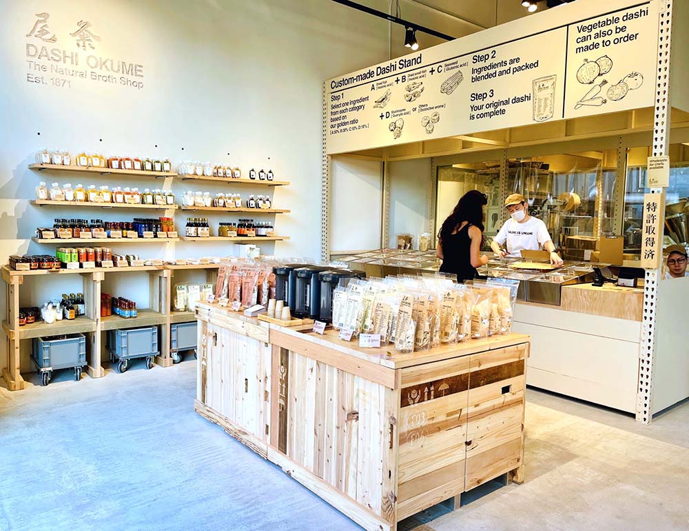 素材を選んで目の前で粉砕・包装。カスタムメイドのだし専門店