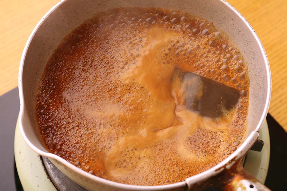 細かな泡がふわっと立つまでしっかり沸かす。 [７]花がつおを加える