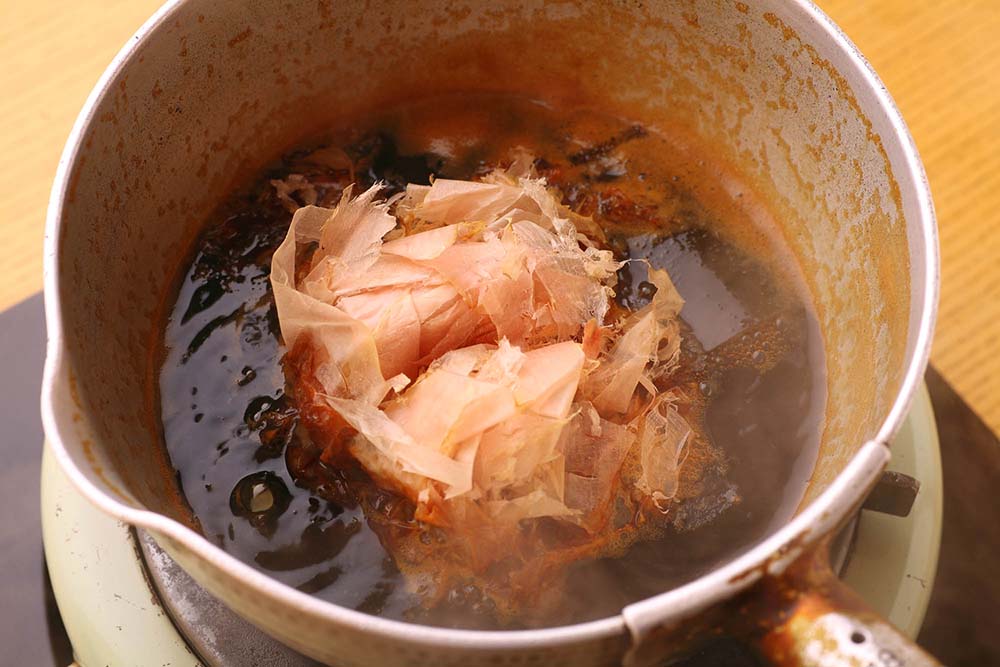 花がつおが完全に沈むまでしばらく放置して、粗熱をとる。 POINT：粗熱をとったものを漉すと「土佐醤油」になる。 [９]柑橘を搾る