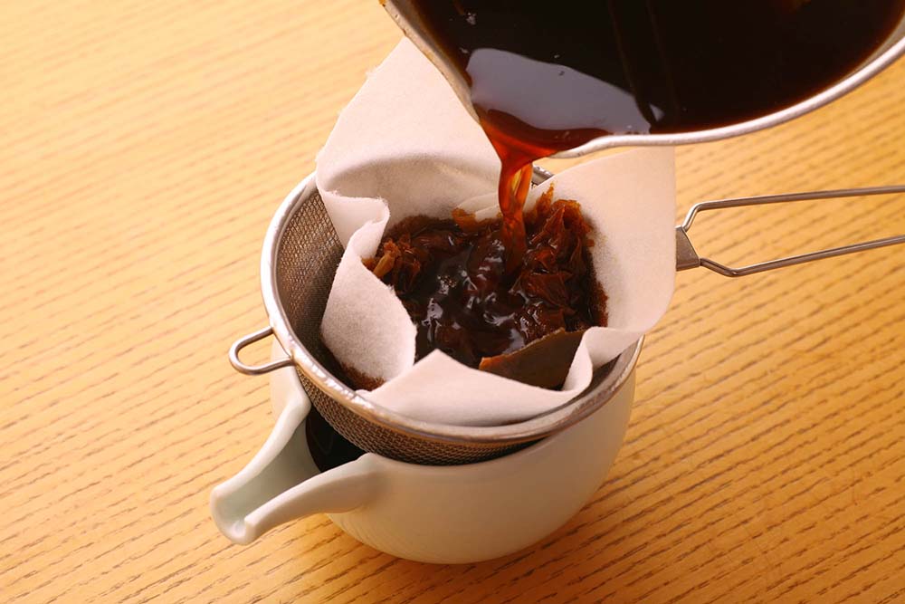 キッチンペーパーを敷いたざるで漉して完成。