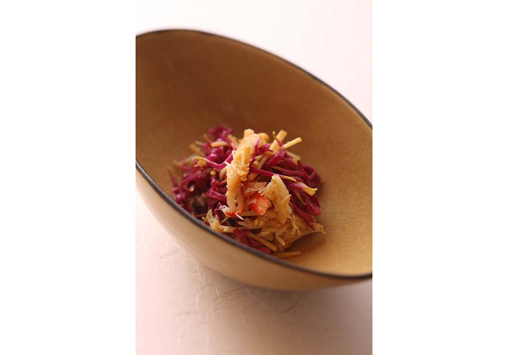 料理の展開例：蟹肉と菊花の和え物・・・ゆでた菊花、塩ゆでしてほぐした蟹肉を、ぽん酢で和えて。菊花の繊細な香りを、柑橘の清涼な香りが引き立て、穏やかな酸味が全体をまとめる。