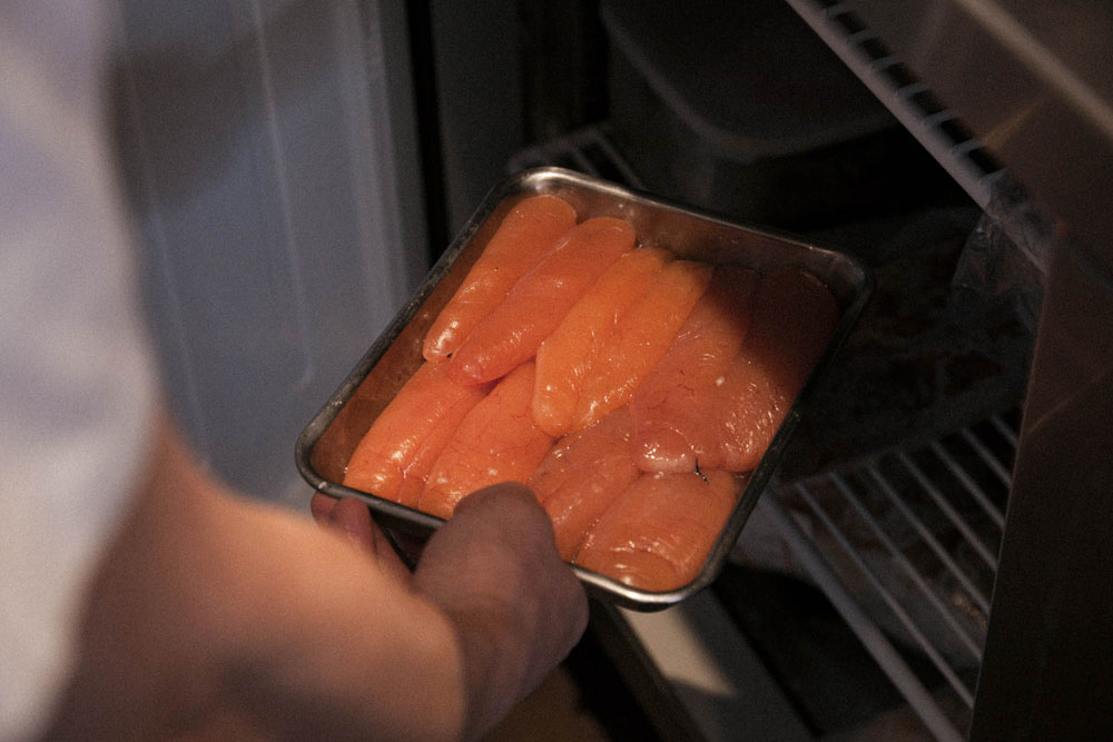 タラの腹子を冷蔵庫に入れる