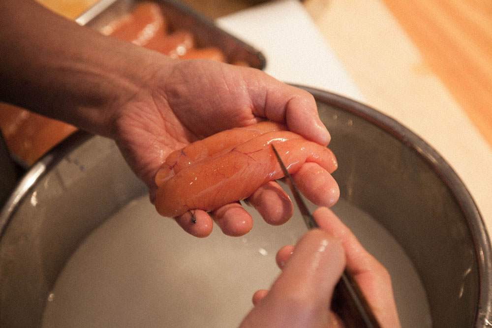 タラの腹子の血や血管を削ぎ、洗う