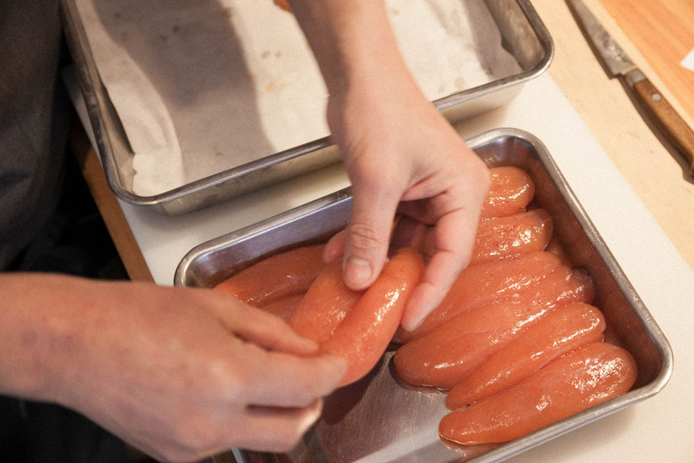 腹子をバットに並べる