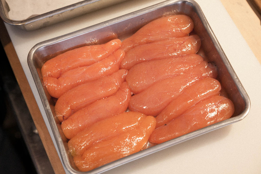 バットに入った腹子を乾燥させる