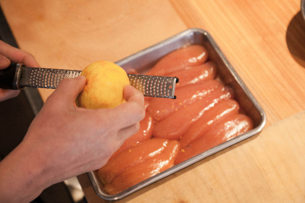 腹子に柚子の皮を削り入れる