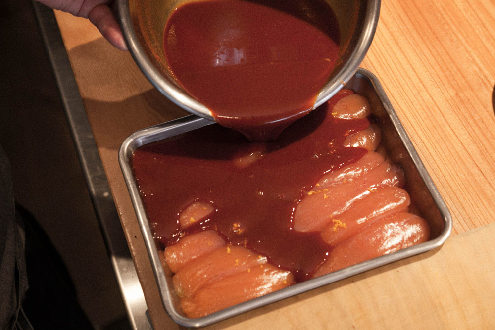 腹子に漬け汁を注ぎ入れる