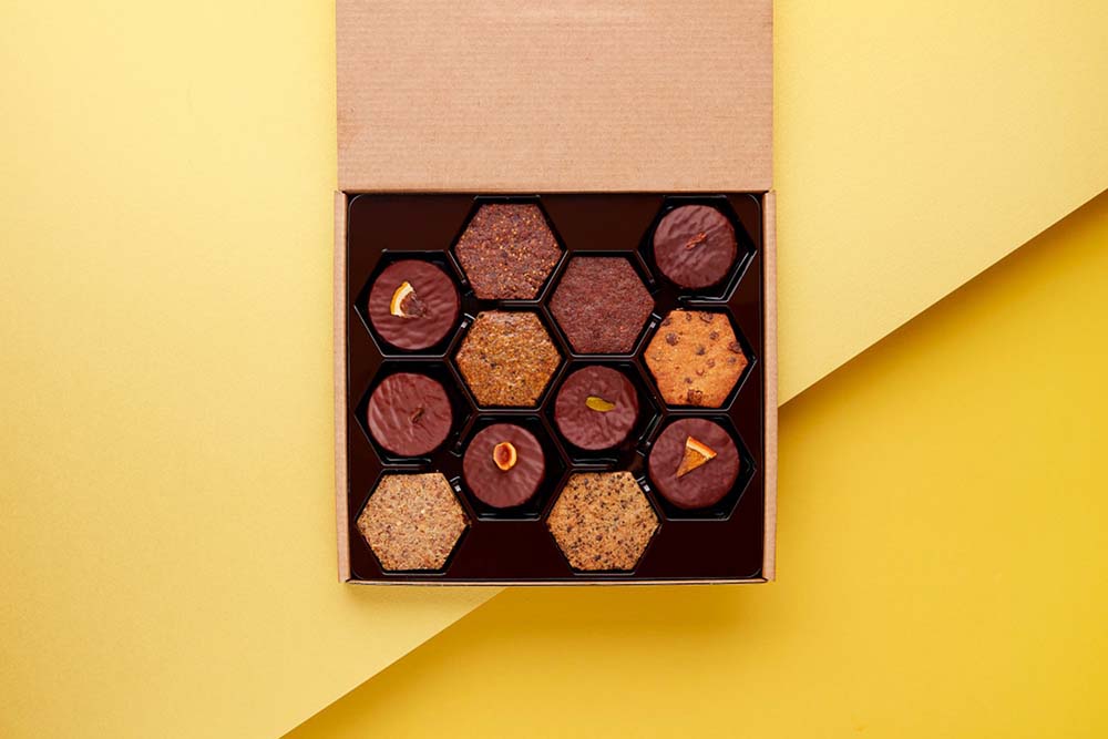 （写真２枚目）小麦粉を使いバニラや柑橘を香らせたシグニチャーの他、ジャガイモでんぷんや米粉を使ったグルテンフリーまで約30種のビスケットをラインナップ。18枚入り36ユーロ～。