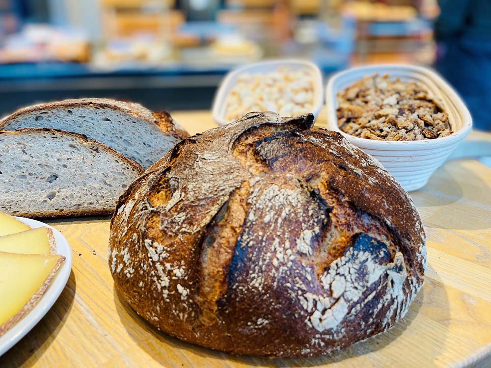 （写真）オーガニックのパンを細かく砕いたもの（写真奥）を加えて焼き上げた、「アンチ・インフレ・パン」2.88ユーロ／750g。