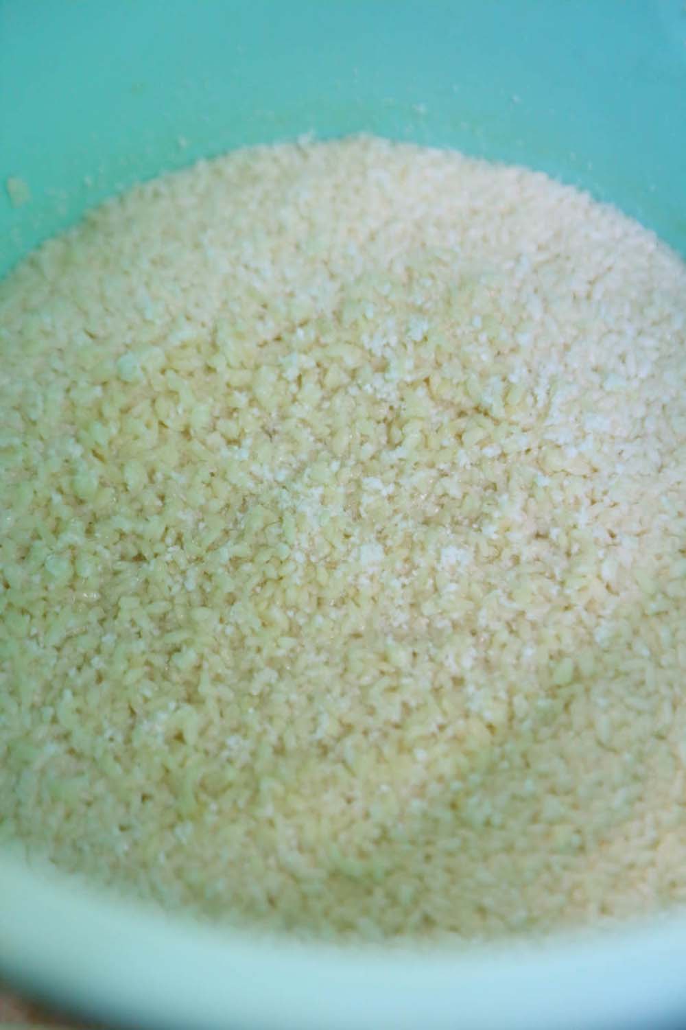 正月休み明け、１週間かけて仕込むことで発酵力の強い元種に。それを１年間、継ぎ足しながら使う。