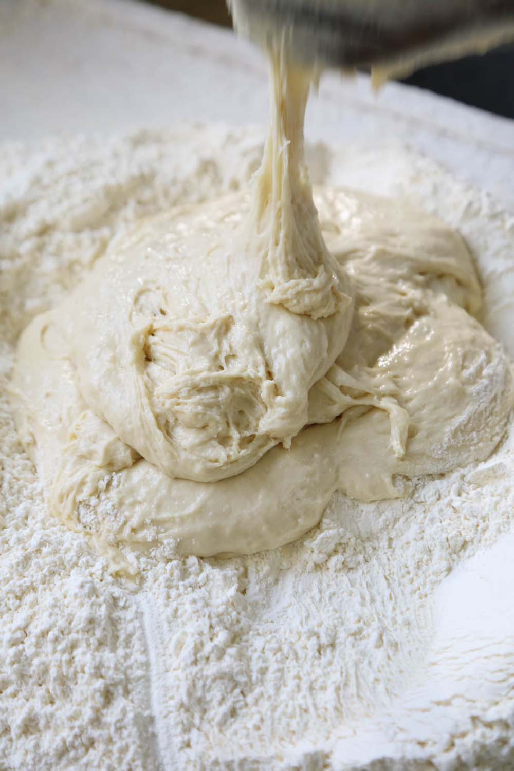 しっかりした生地を作るのに最適な、中力と薄力の中間の粉を使用。３段階に分けて加える。