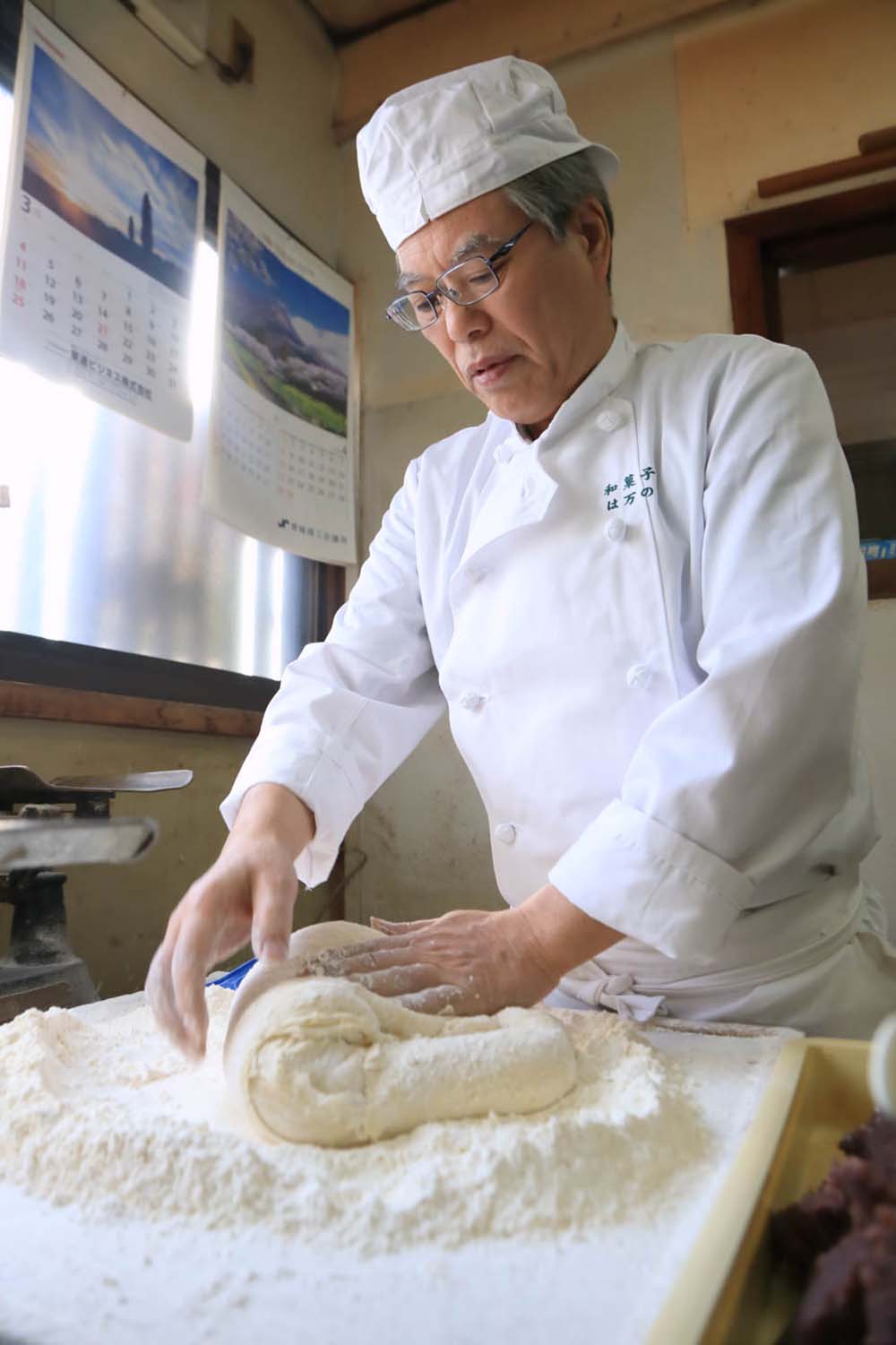 最後の粉は生地を折りたたみながら入れていく。