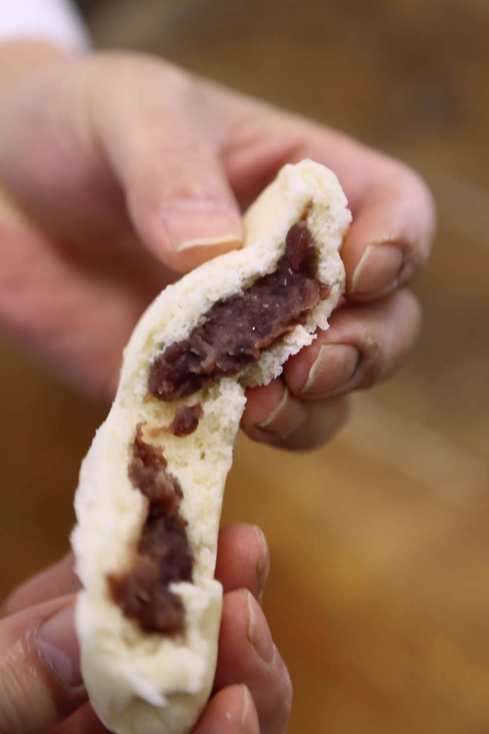 仄かに発酵の風味のする生地に、甘さ控えめの粒餡がマッチ。