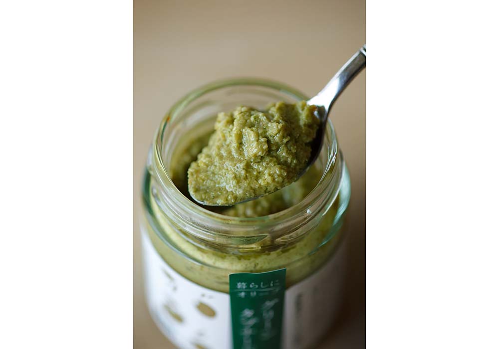 淡い食塩水に漬けたグリーンオリーブにオリーブ油、バジル、アンチョビー、ケイパーを加えたタプナード。塩味は穏やかで香り豊か。