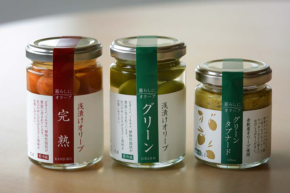 瓶入り塩水漬けオリーブ。左から完熟（￥1080）、グリーン（￥1080）、タプナード（￥1350）(すべて税込み)。