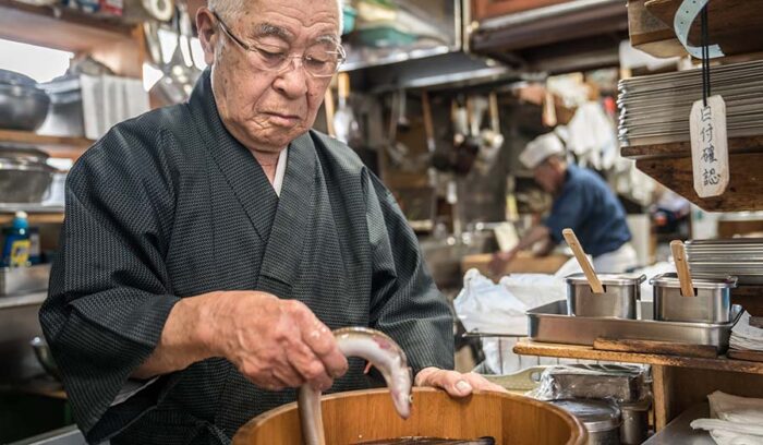 90歳。「店を始めてからは、座ってメシを食べたことなんかないね」