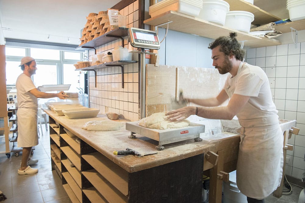 パンの重さに応じて分割。捏ねた後に木の台で発酵させておく生地もある。 ●成形＆二次発酵