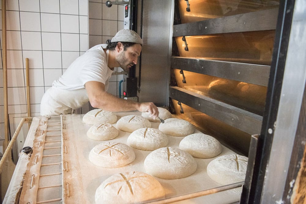 二次発酵後、クープを入れて窯入れ。焼成は生地作りから６時間後が目安。