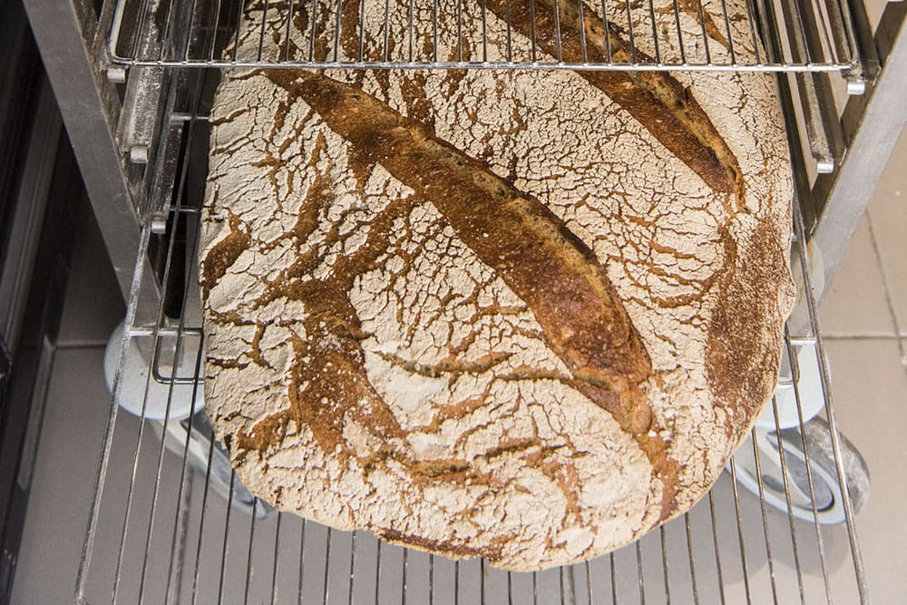 焼き上がったパンは、ラックか木製の陳列棚に置いて冷ます。 ●14:00　清掃