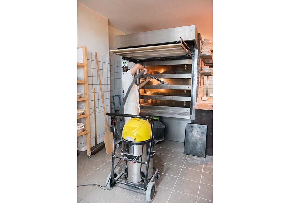 すべて焼き上がったら工房を清掃し、開店準備へ。 ●16:00　開店準備＆陳列