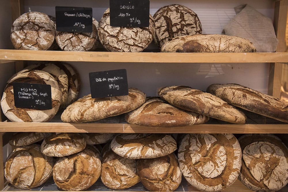 棚を工房中央に移してパンを陳列。販売担当はビュシさんの姉セリーヌさん。 ●17:00　開店