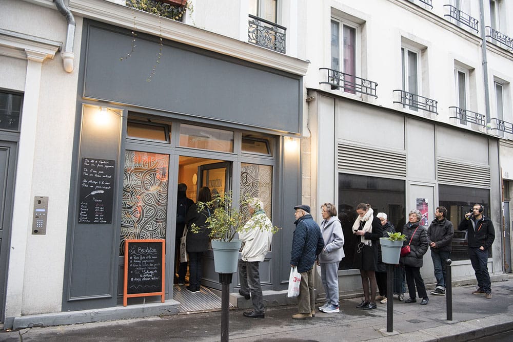 案内の看板を外に出したら開店。待っていた客が次々と入店する。