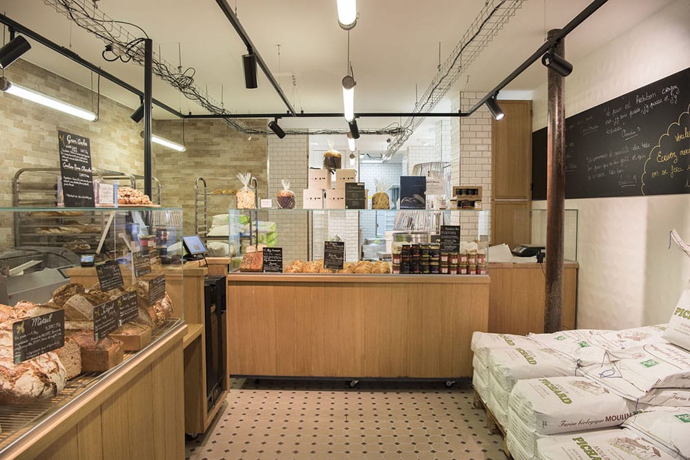 店舗の奥半分は工房になっている。ミキシング以外は手作業だ。