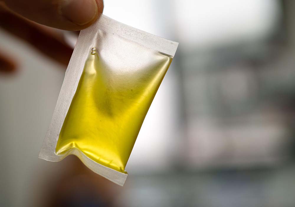 海藻で作る食品パッケージで、脱プラスチックを目指せ！