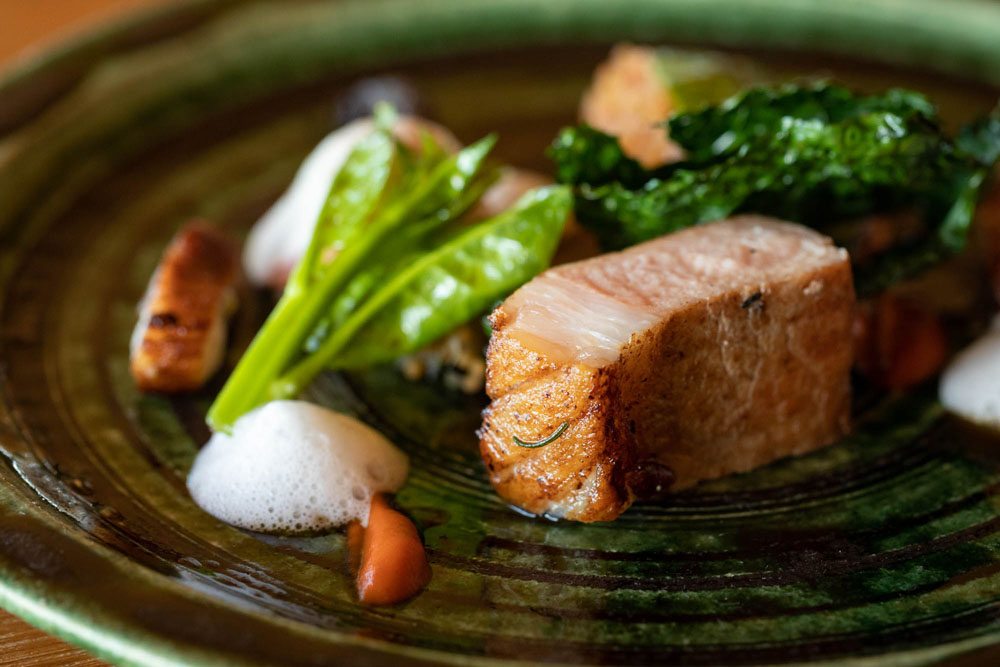 沖縄の島豚“アグー”を巡る旅。 東京・京都で希少なブランド豚を味わえるフェア開催中