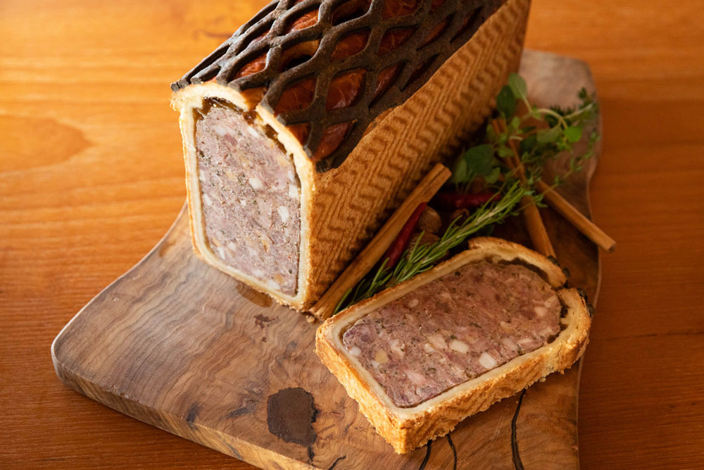 スパイスを練り込んだ挽き肉に、頬、肩、背脂、豚トロなどの角切り肉が混じり、みっちりとした肉感とサクサクのパイの食感とのコントラストが味わい深い。