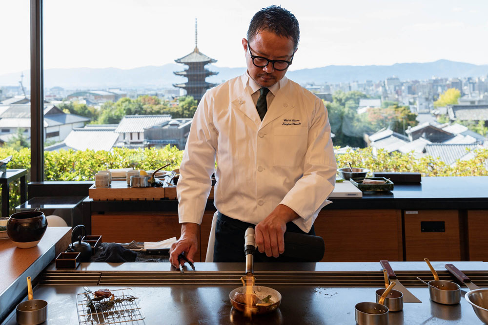 鉄板の火の入り方は独特。肉焼きにも直火調理とは違うコツと経験がいる。久岡シェフは、鉄板の120℃と220℃のポイントを使い分け、アグー豚の脂を溶かしながらじっくりと火入れ。バター、セージ、ローズマリーをまぶして焼き上げる。ハーブの香りも鉄板ではつきにくいので、一緒にローストしたり、バーナーで炙ったり。「肉の味が単調に感じられないように。フランスの赤身肉でよく使われるテクニック」という。