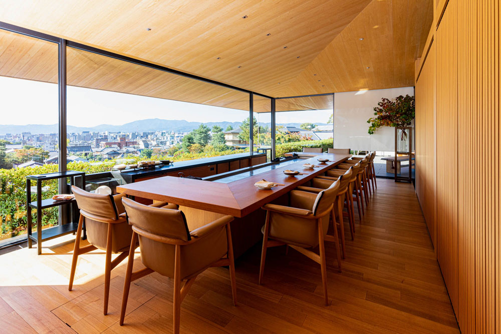 東山の高台、歴史ある料亭「山荘 京大和」の敷地内に構えた「パーク ハイアット 京都」のシグネチャーレストラン。目の前にそびえる八坂の塔、京都の街並みを眺めながら革新的な鉄板料理を楽しめる。