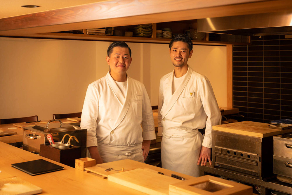 料理担当の北村徳康さん（左）とサービス担当でソムリエの佐藤正規さん（右）。北村さんは学芸大学「件（くだん）」、中目黒「ひぐらし」、会員制すし店などで修業。佐藤さんは溝の口の酒専門店「坂戸屋」を経て、同じく「件」に。件出身で、1986年生まれの二人が2018年に現店をオープン。