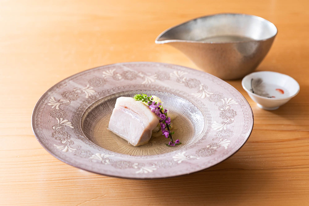 佐藤さんがすすめる酒は、アグー豚の旨味と白菜の酸味に重ねるように、日本酒でも酸と旨味がある純米酒の生もとを、だしの温度帯に合わせてお燗で。「ワインなら、自然派の造り手のエッジの効いた酸があるワイン。焼酎だったら水割りが炊き合わせの優しい味わいにフィットします」