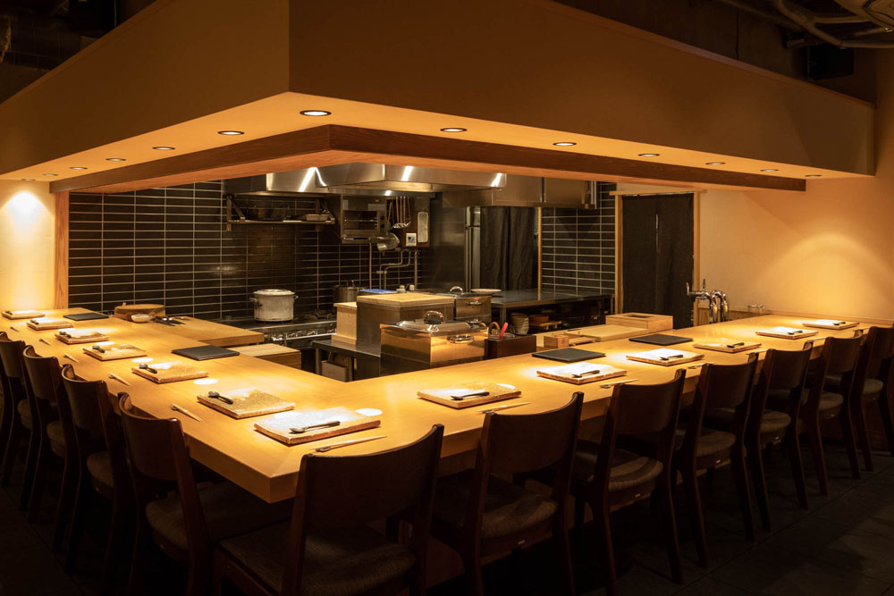 飲食店が立ち並ぶ四谷・杉大門通りからすぐのビルの地下１階、隠れ家のような場所にある。カウンター席のほか個室もあり、ビジネスなどの会食にも利用できる。