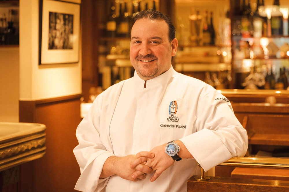 「ルグドゥノム ブション リヨネ」オーナーシェフのクリストフ・ポコさん。フランス・リヨン郊外ヴェニスィウ出身。15歳で料理の修業を始め、パリ「プラザ・アテネ」「ホテル・ブリストル」など名門ホテルを経て98年来日。「ホテルソフィテル東京」総料理長を務めた後、2007年に独立して現店をオープン、今年15周年を迎えた。日本シャルキュトリ協会会長も務める。